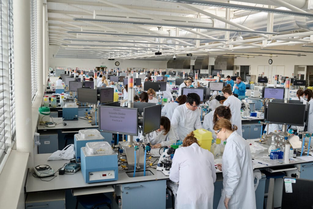 Study in the United Kingdom 1 Science Centre Superlab 2022 0169